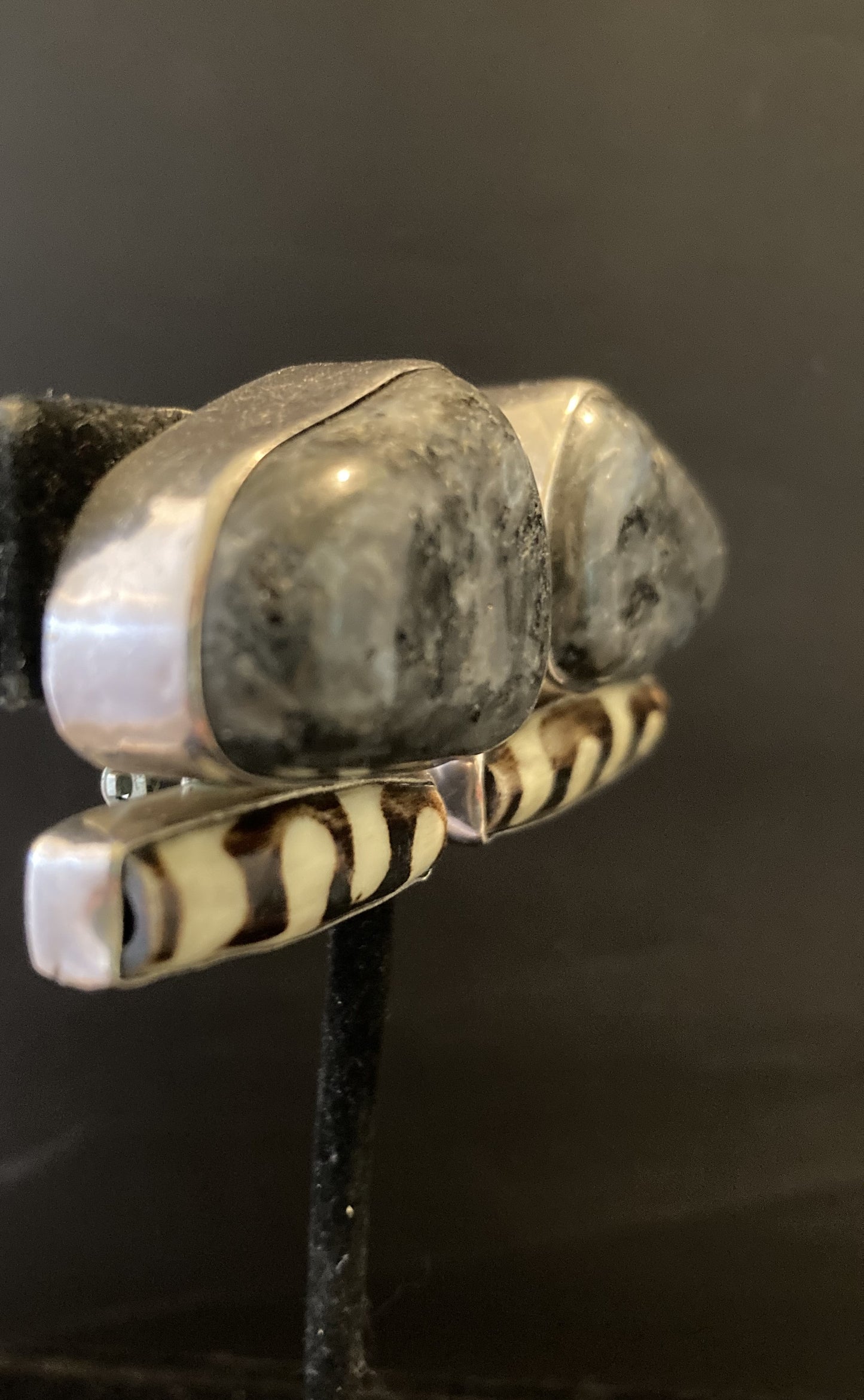 Spectrolite, Cowbone