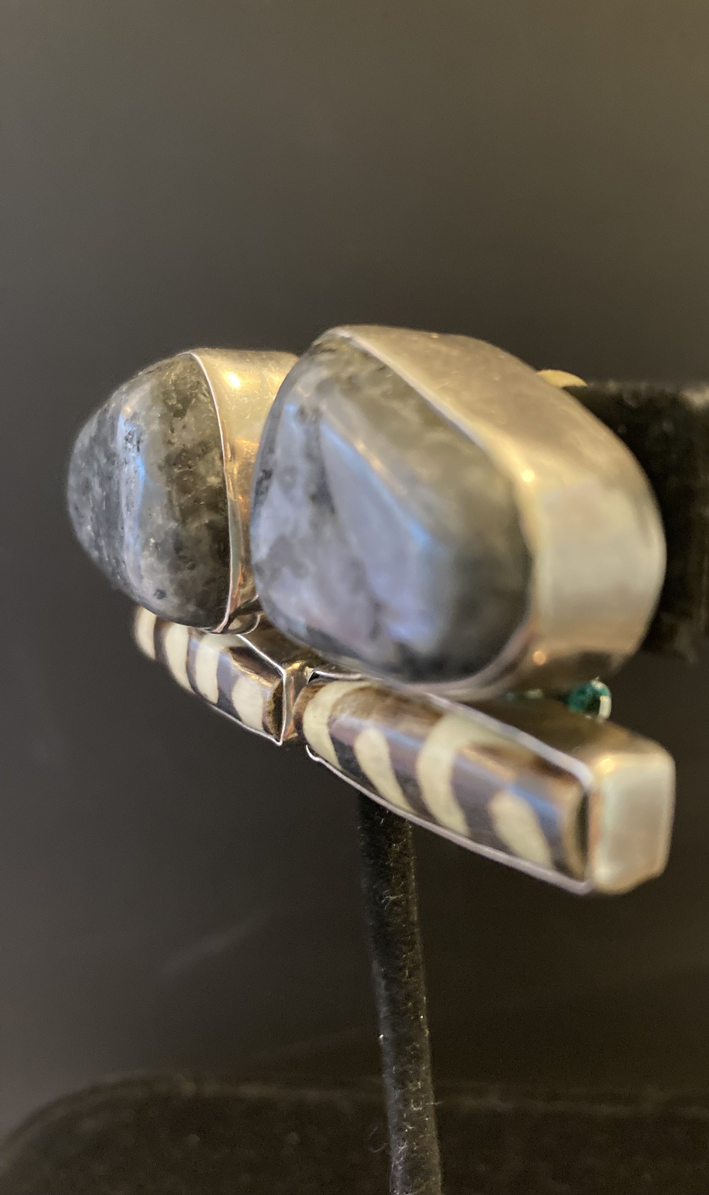 Spectrolite, Cowbone