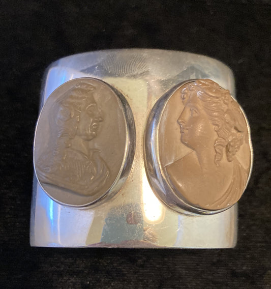 Vintage Cameo Soulmates